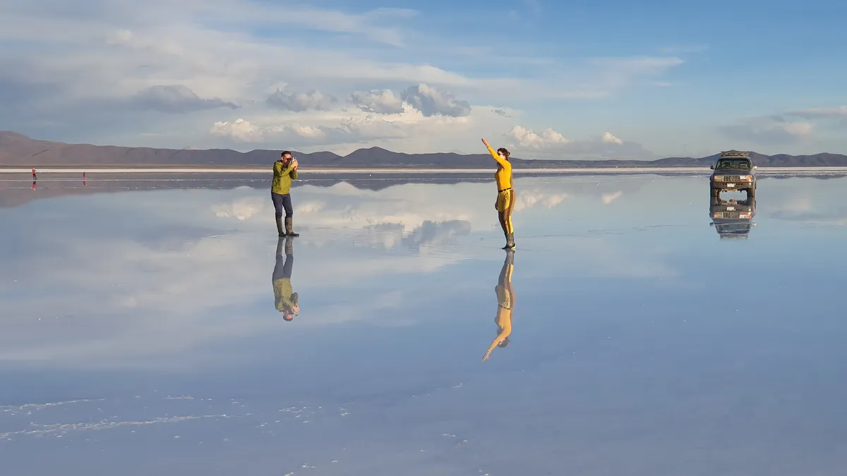 Una escapada romántica no necesita grandes gestos. Fotografía editorial de viajes, realista y emocional.